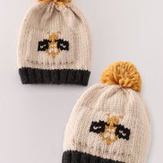 Beige pompom bee cable beanie