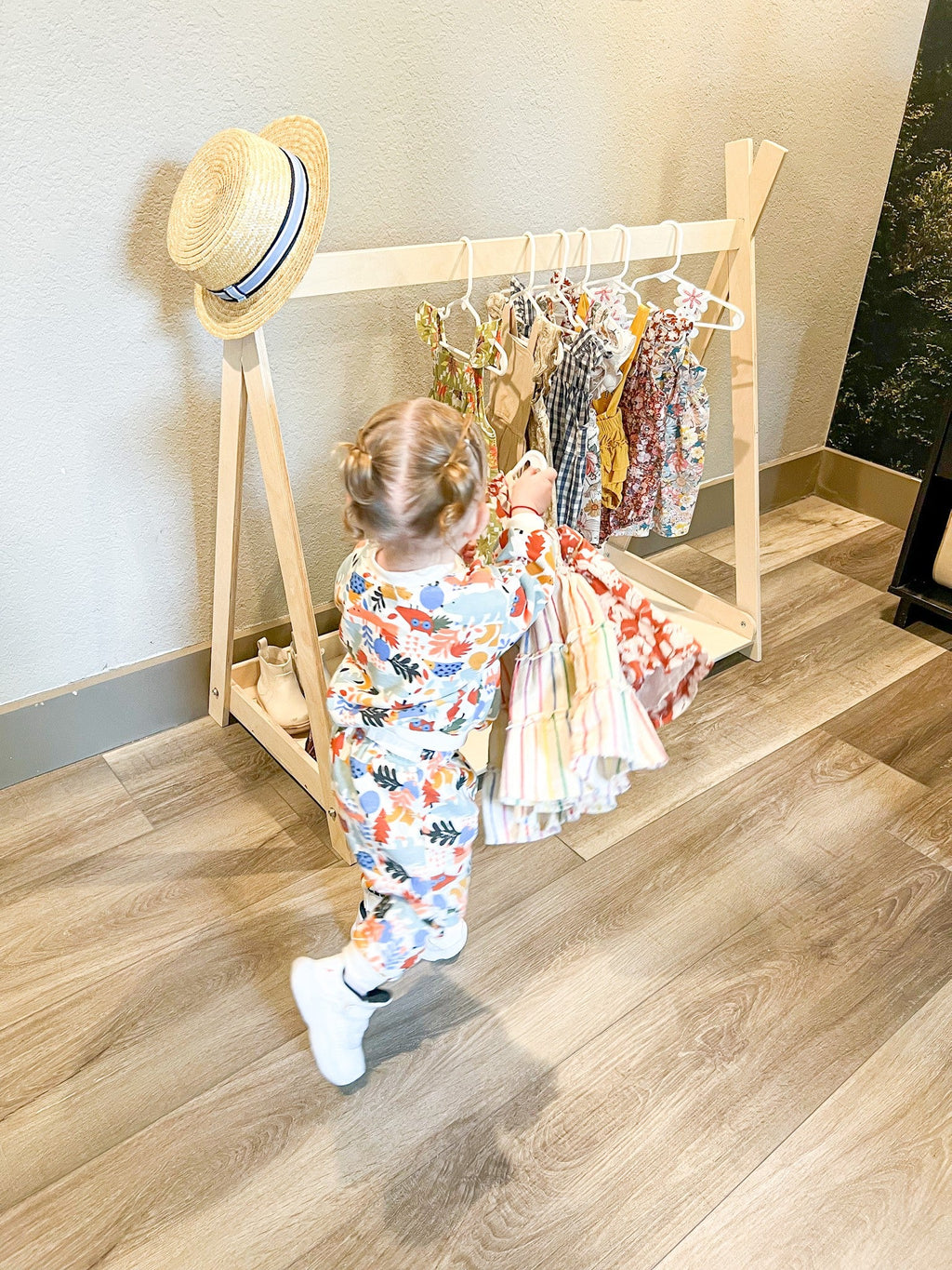 TILLY Wooden Children's Clothing Rack — Kids Dress-Up Hanger Stand