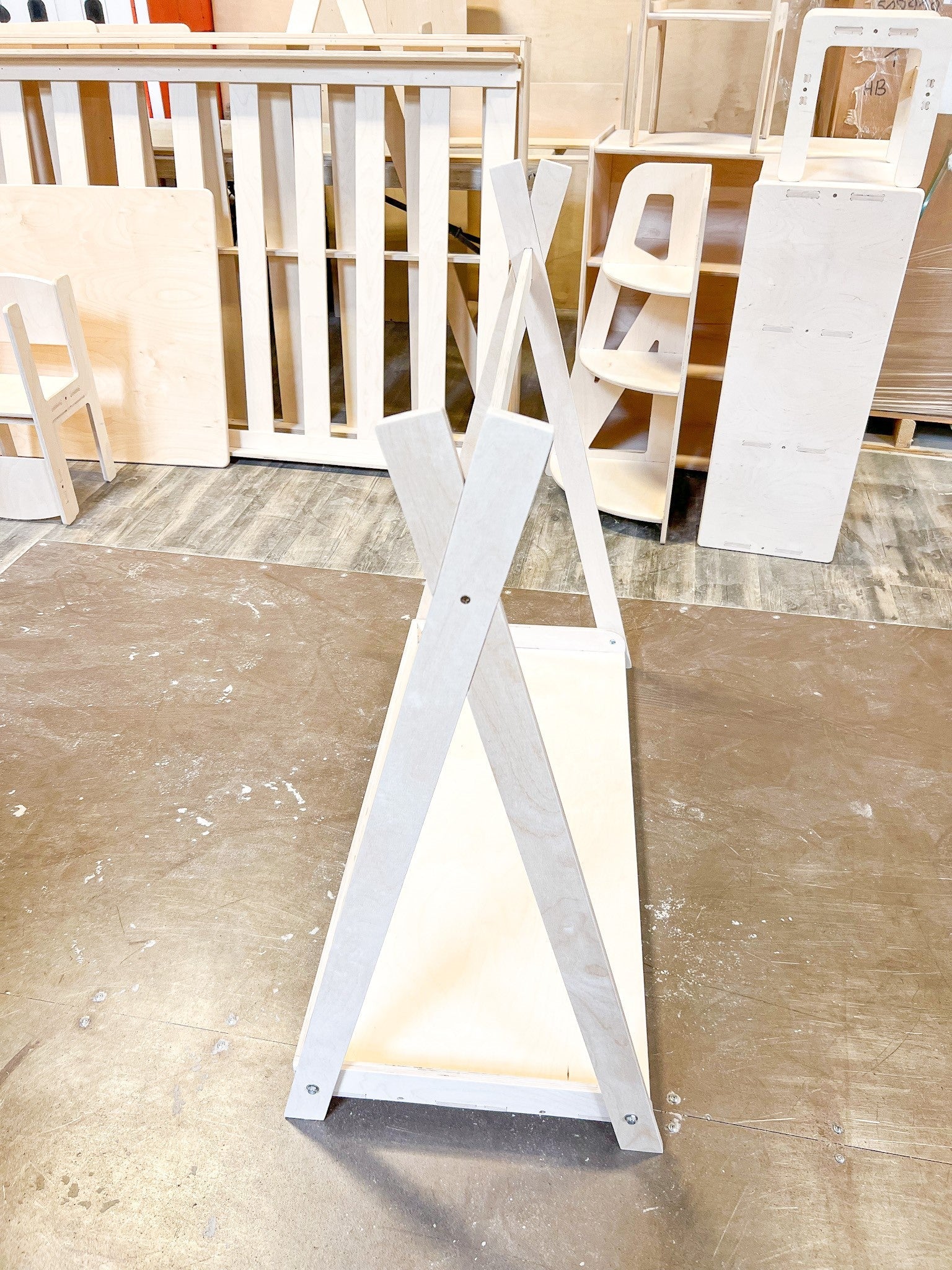 TILLY Wooden Children's Clothing Rack — Kids Dress-Up Hanger Stand